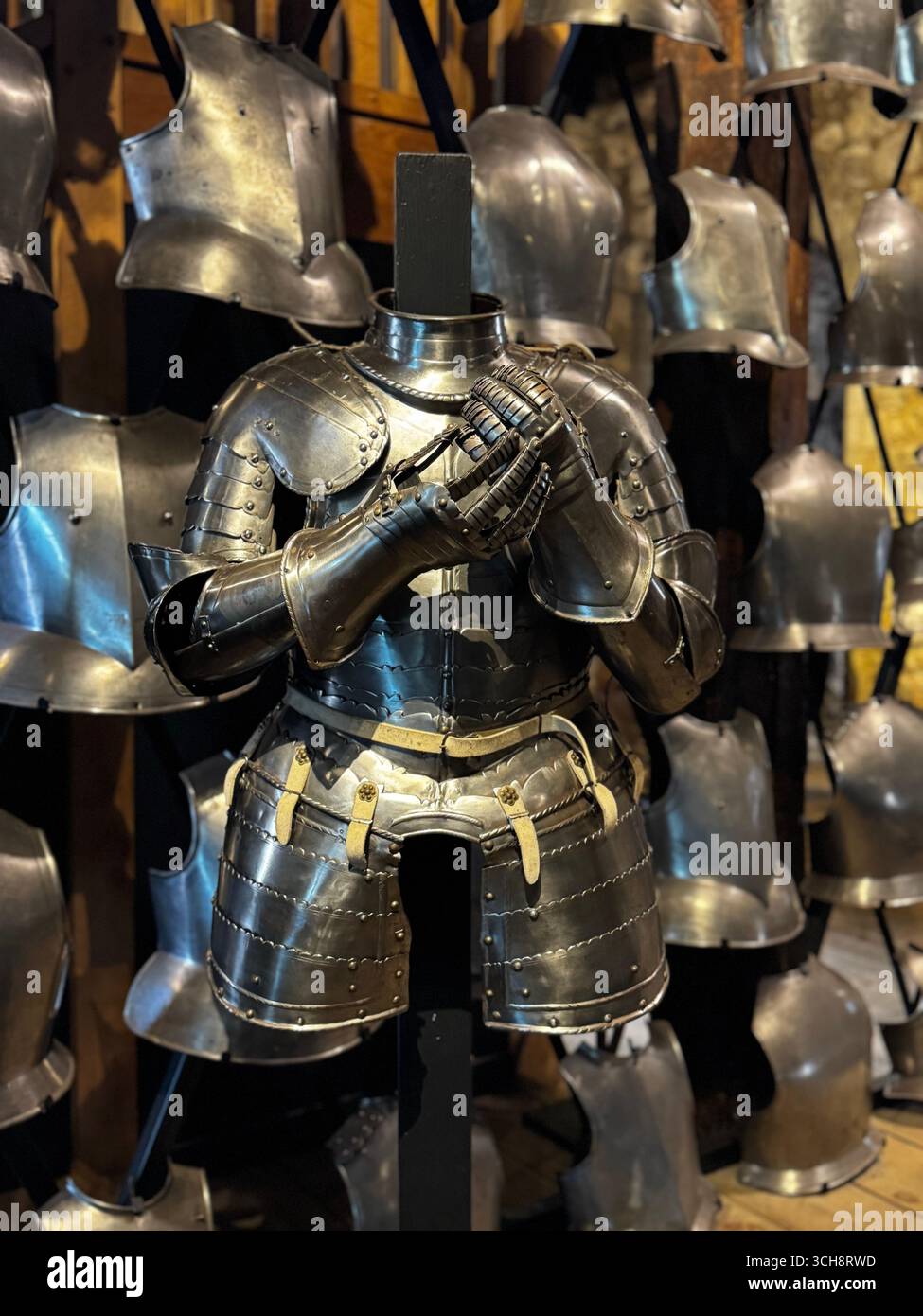 Metal suit of armour hi-res stock photography and images - Alamy