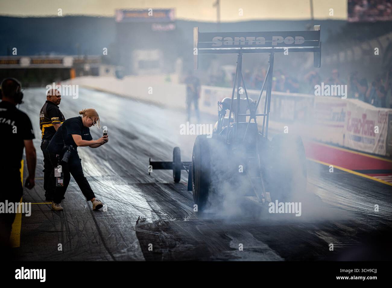 Rauch Racing Rennwagen auf der Startbahn beim Burnout, Rauchwolke verdeckt Fahrzeug ...