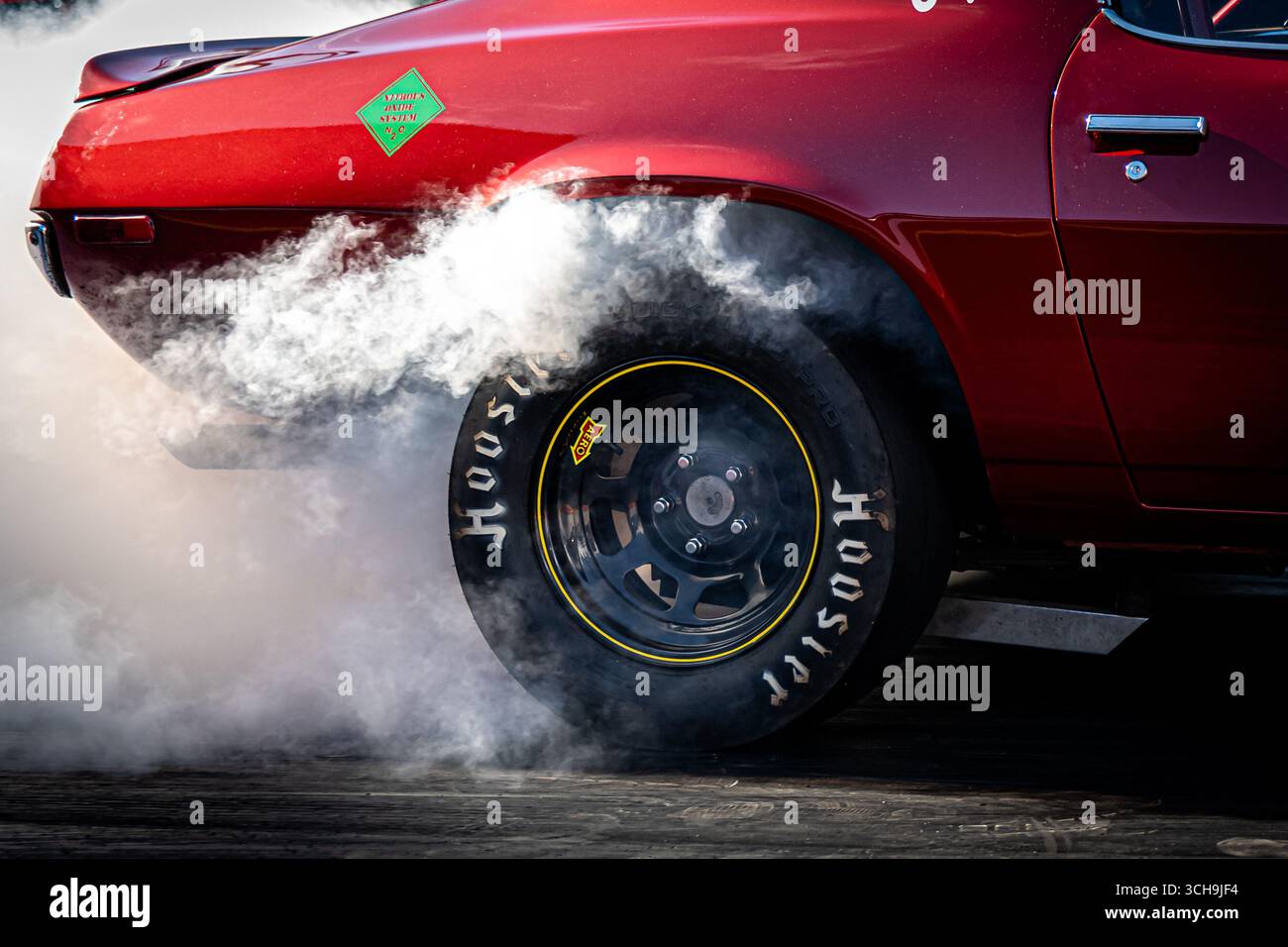 Rauch Racing Rauchender Hinterreifen eines Drag Racing Fahrzeugs beim Burnout am ...