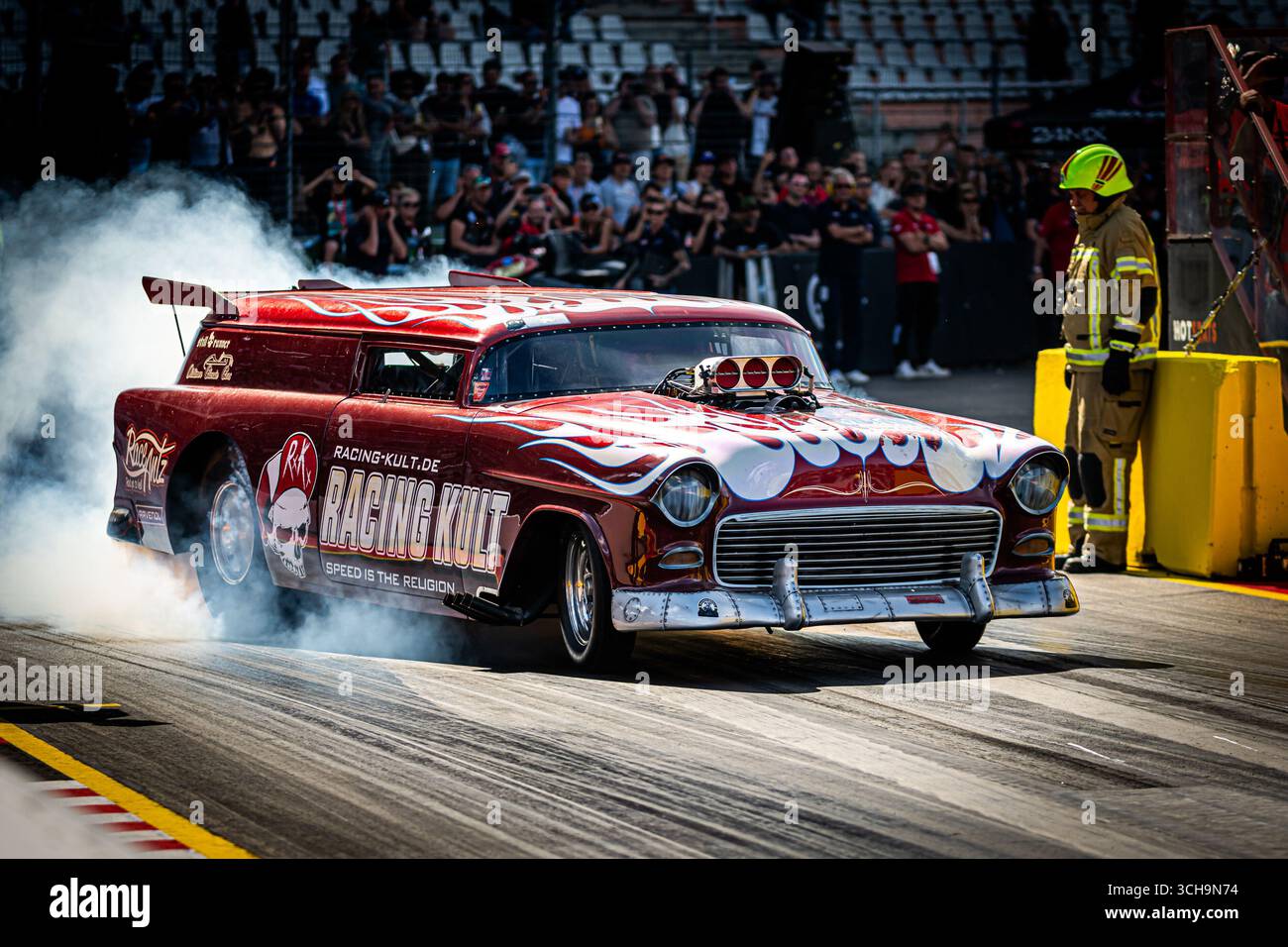 Rennwagen von Racing Kult bei Burnout auf der Quartermile am ...