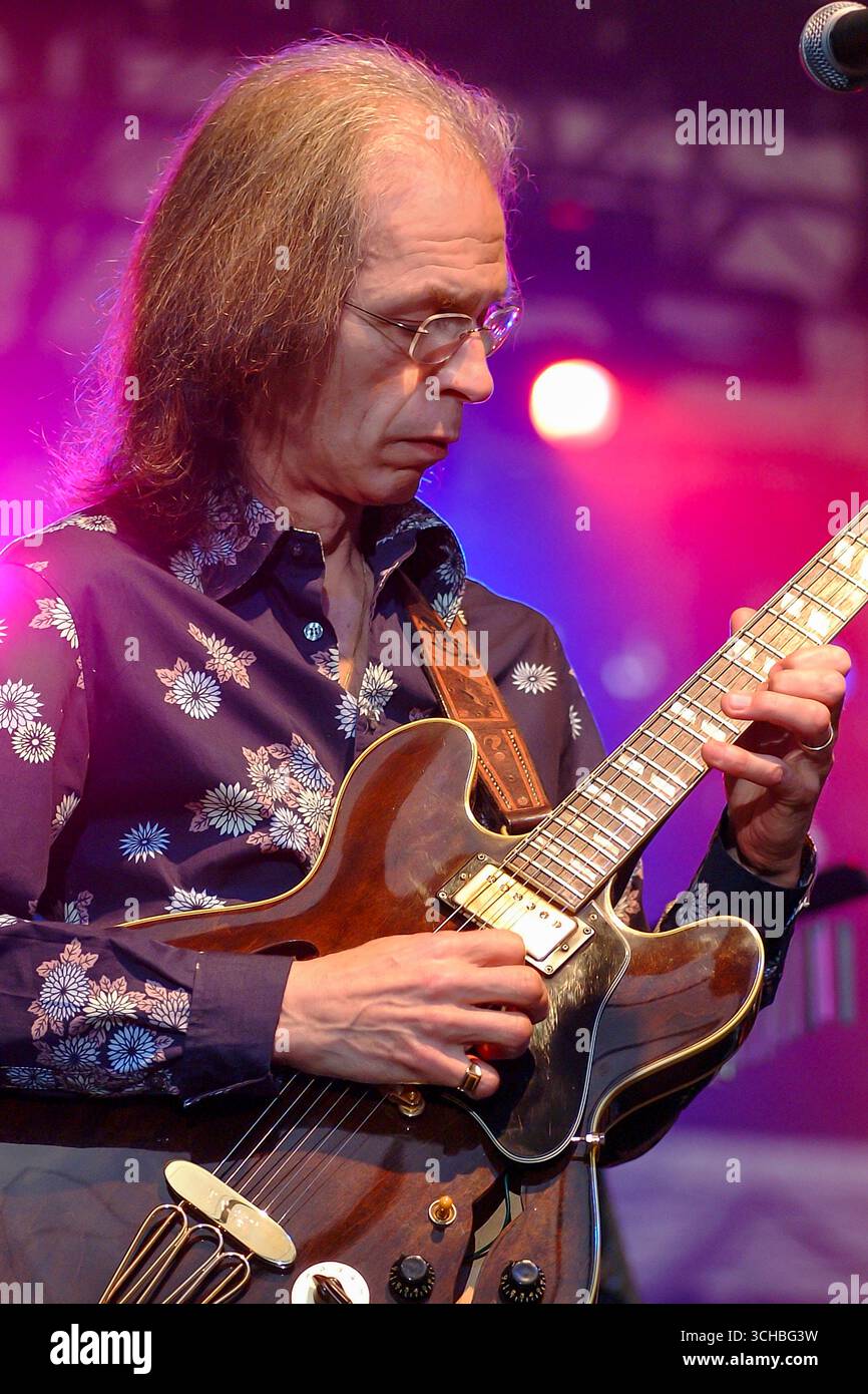 Gitarrist Steve Howe - Die britische Progressive-Rock-Band YES auf ...