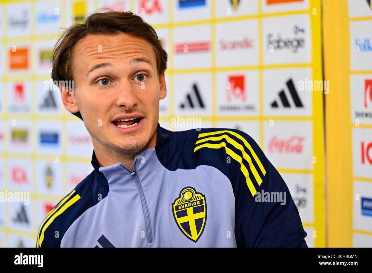 STOCKHOLM SVERIGE 20250901Fotbollsspelaren Hjalmar Ekdal Pratar Med stockholm-sverige-20250901fotbollsspelaren-hjalmar-ekdal-pratar-med