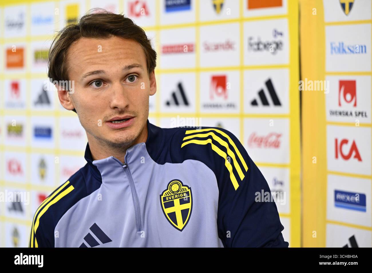 STOCKHOLM SVERIGE 20250901Fotbollsspelaren Hjalmar Ekdal Pratar Med stockholm-sverige-20250901fotbollsspelaren-hjalmar-ekdal-pratar-med