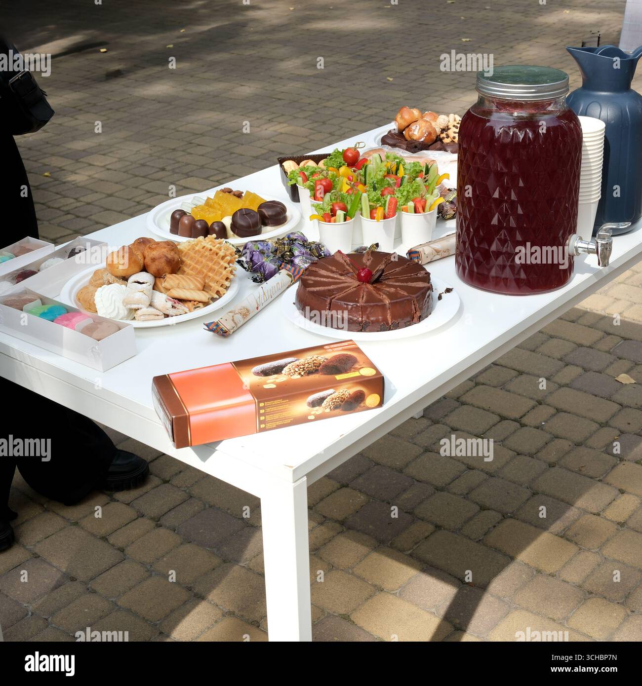 Snacks Outside Outdoor picnic pastries fruit hi-res stock photography and images - Alamy