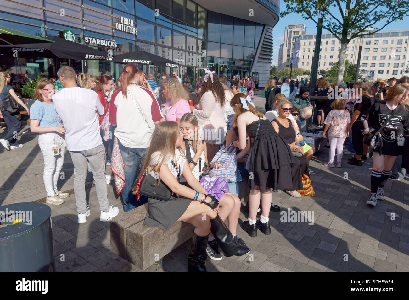 K-Pop Fans vor dem Konzert von boygroup ENHYPEN in der Uber-Arena .Walk ...