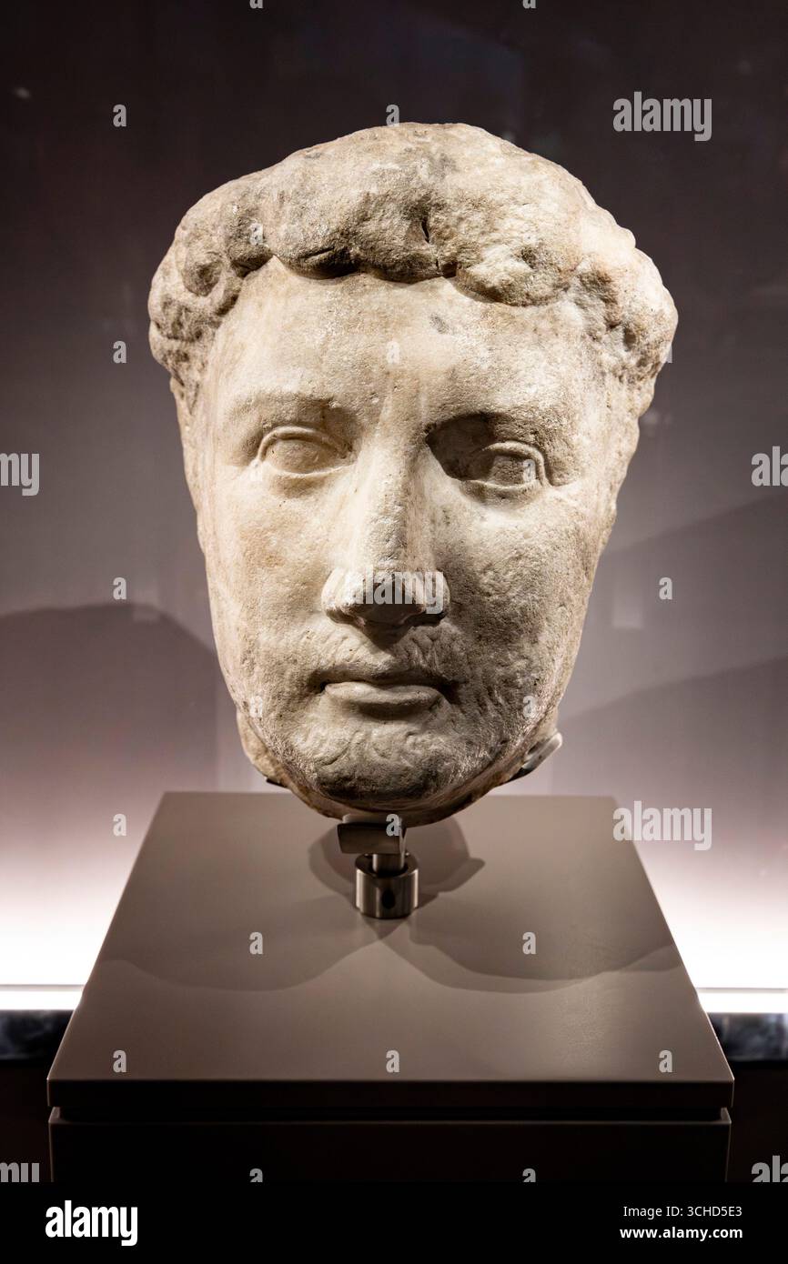 Statue of emperor hadrian hi-res stock photography and images - Alamy