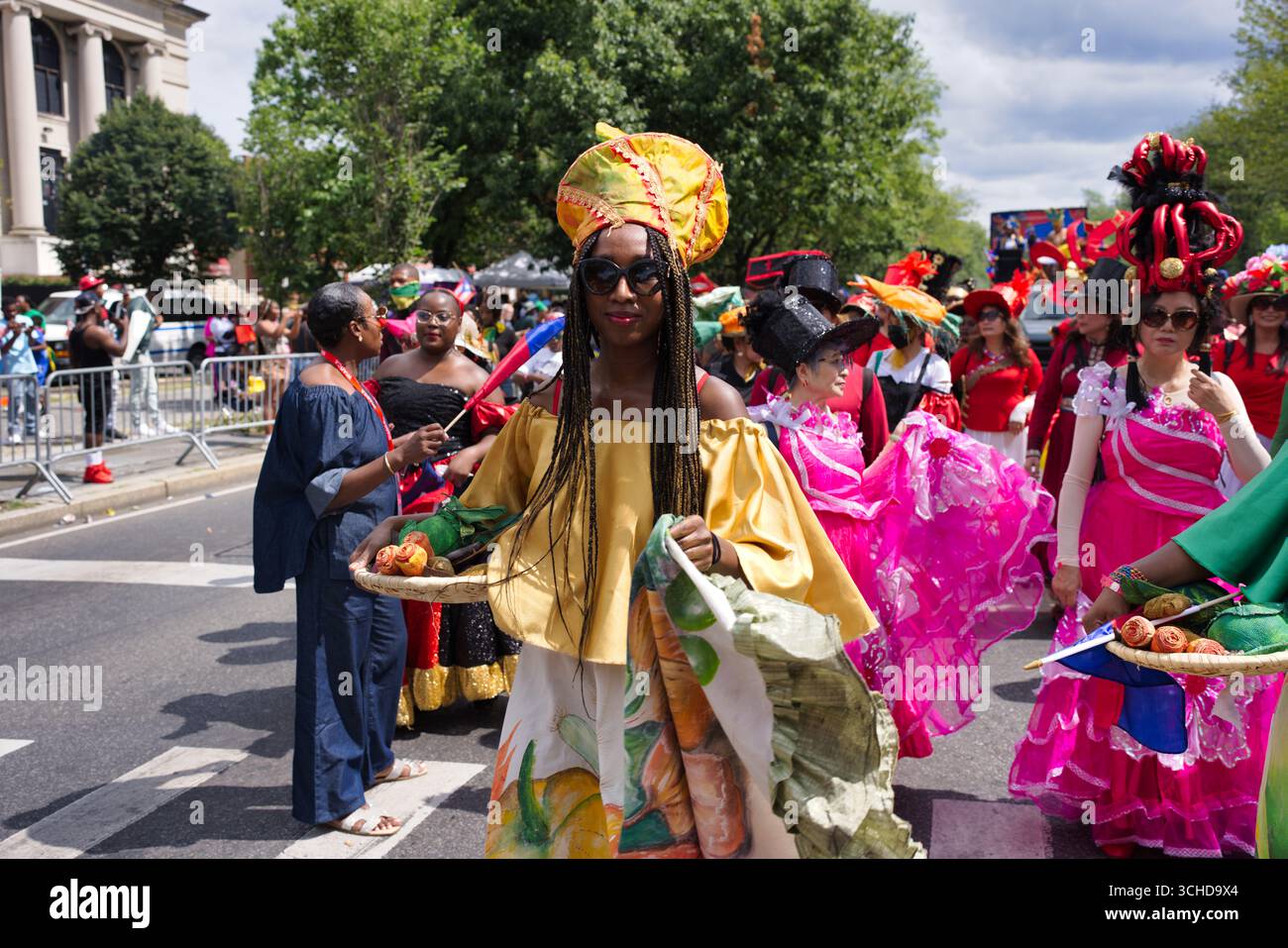 Elaborate costumes hi-res stock photography and images - Alamy
