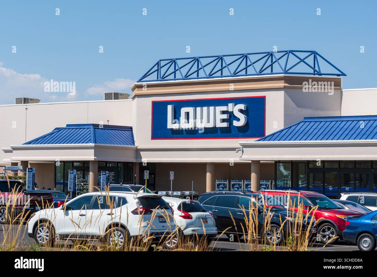 Orem, Utah — Sept 1, 2025: Exterior view of a Lowe’s store at 140 W University Pkwy. Lowe’s is the world’s No. 2 home-improvement retailer. Stock Photo