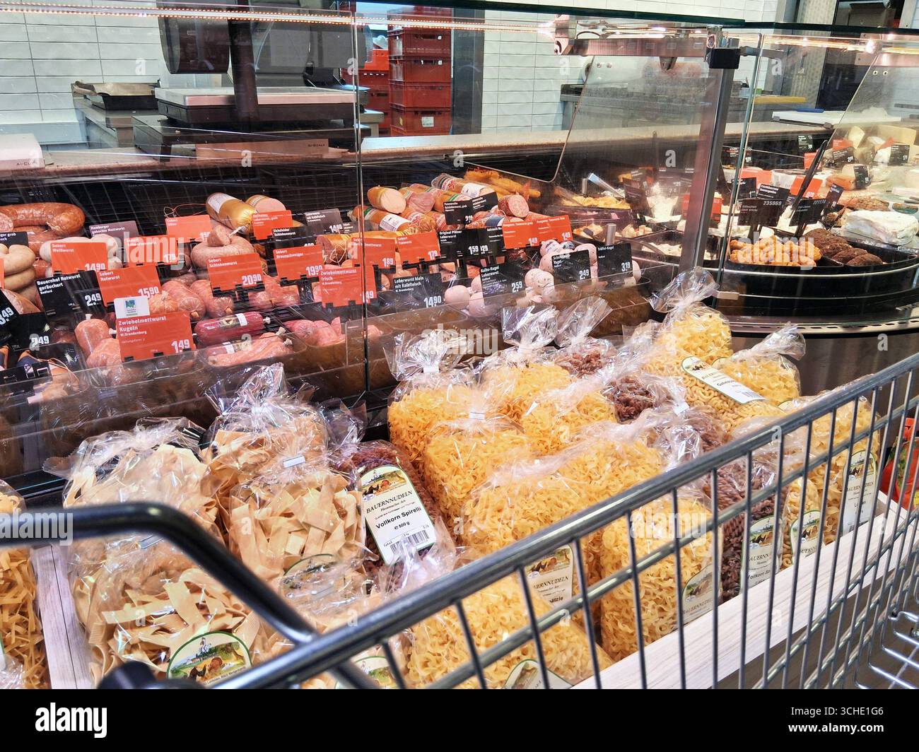 REWE-Einkauf zu Zeiten von Inflation. REWE-Einkauf in einem Supermarkt ...