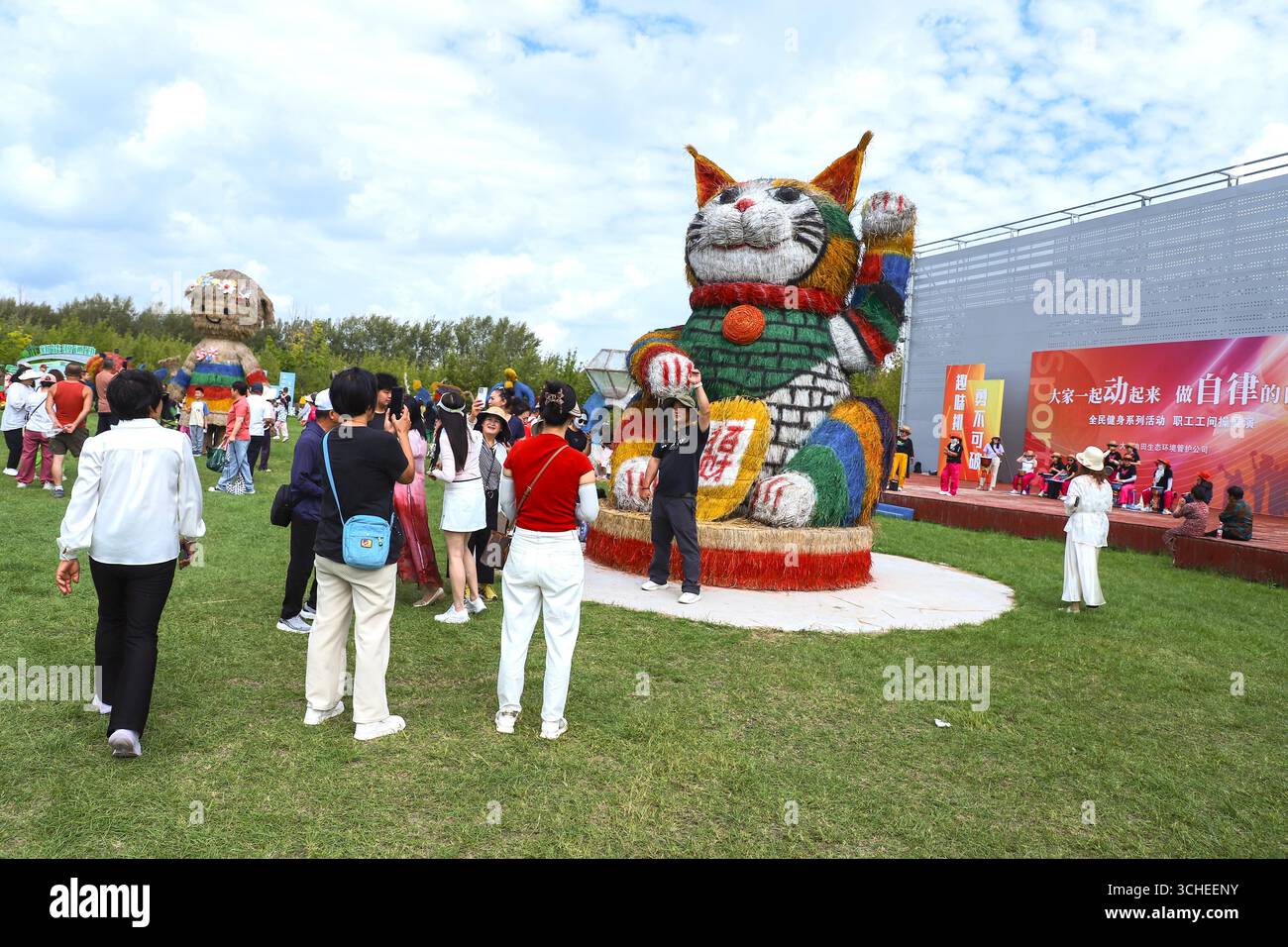 The 2025 International Giant Scarecrow Art Festival kicks off in Daqing ...