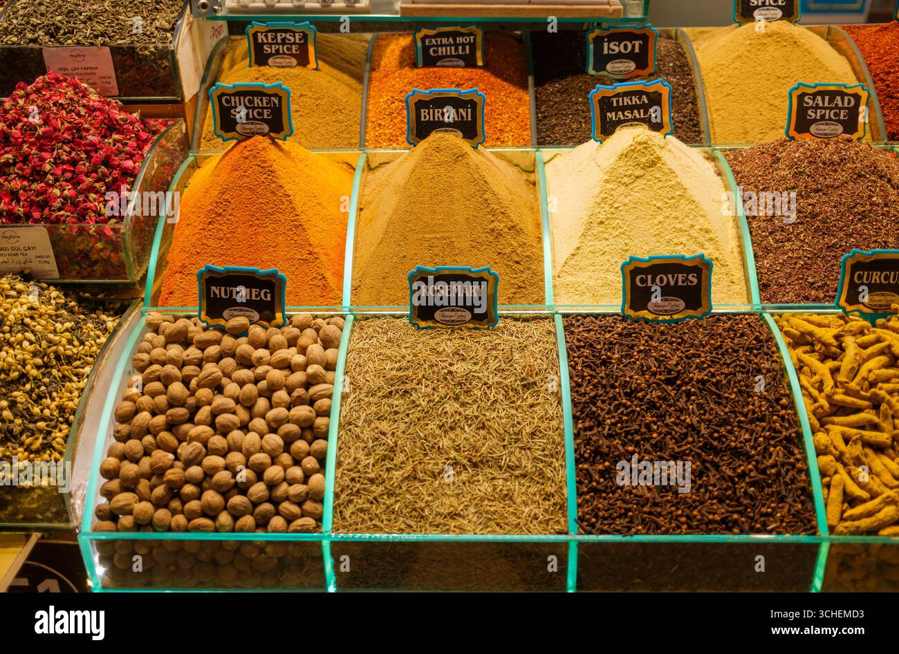 Turkey: A variety of spices used in cooking for sale in the Spice Bazaar (Misir Carsisi or Egyptian Bazaar), Eminonu quarter, Fateh district, Istanbul.  The Egyptian Bazaar was designed by Koca Kasim Aga and built in 1664. It is a part of the Yeni Camii or New Mosque complex. Stock Photo
