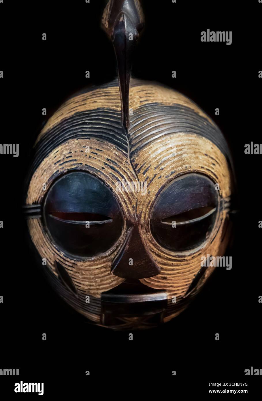 Diani beach,Mombasa, Kenya. 15 oktober 2019. traditional African masks ...
