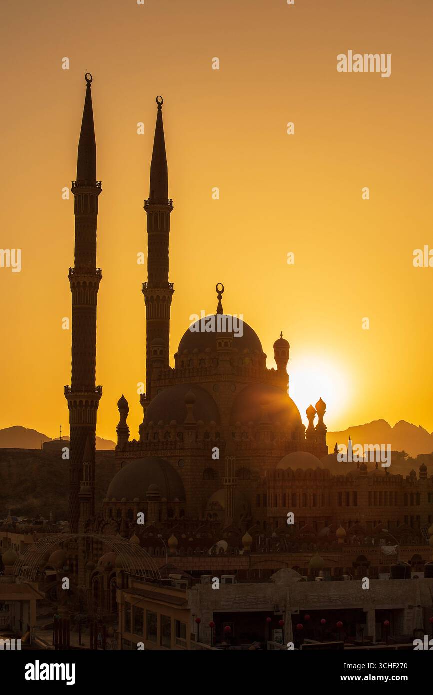 Silhouette Al-Sahaba Mosque at sunset time in Sharm el Sheikh, Egypt. Architecture of Al Sahaba, Al Mustafa, mosque in center of old town includes fus Stock Photo
