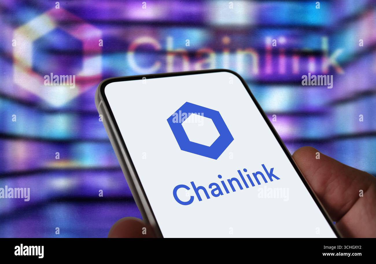 Chainlink decentralized blockchain oracle network displayed on mobile  device Stock Photo - Alamy