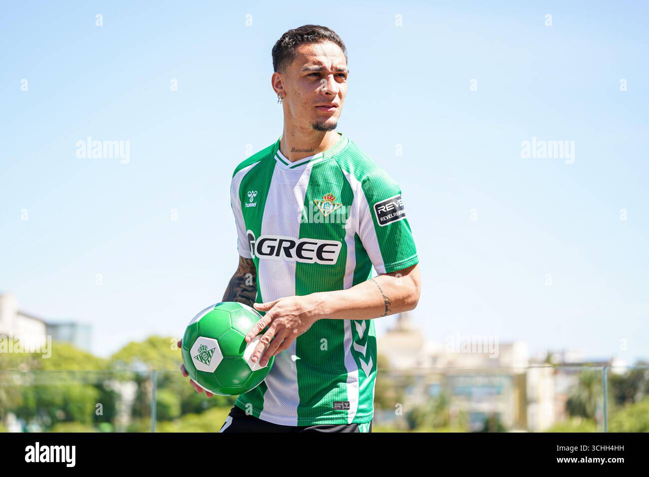 Seville, Spain. 2 september, 2025. Brazilian footballer Antony dos Santos is officially presented as the new football player of Real Betis Balompie until 2030 during photo session held at restaurant Abades Triana in Seville, Spain. Editorial use only. Credit: Fernando Vazquez / Alamy Live News Stock Photo