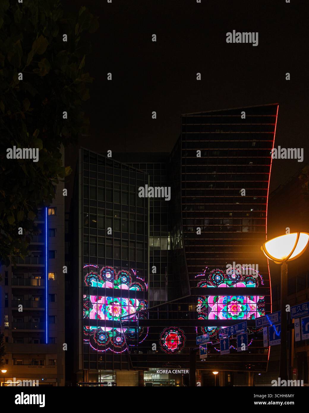 Lights on the side of the Korea Center, Shinjuku, Japan, August 2025 - Stock Image