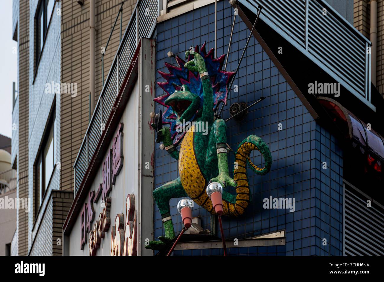 Lizard building decoration outside a restaurant in Tokyo Japan, August 2025 - Stock Image