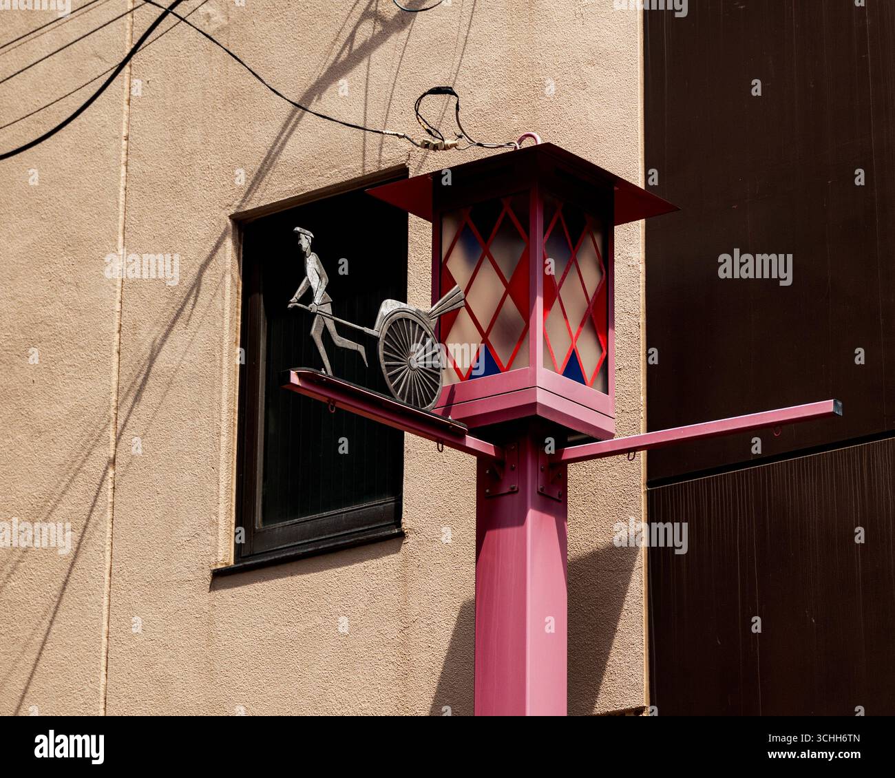 Decorative street lamp featuring a person pulling a  rickshaw  in Kawagoe, Japan, August 2025 - Stock Image