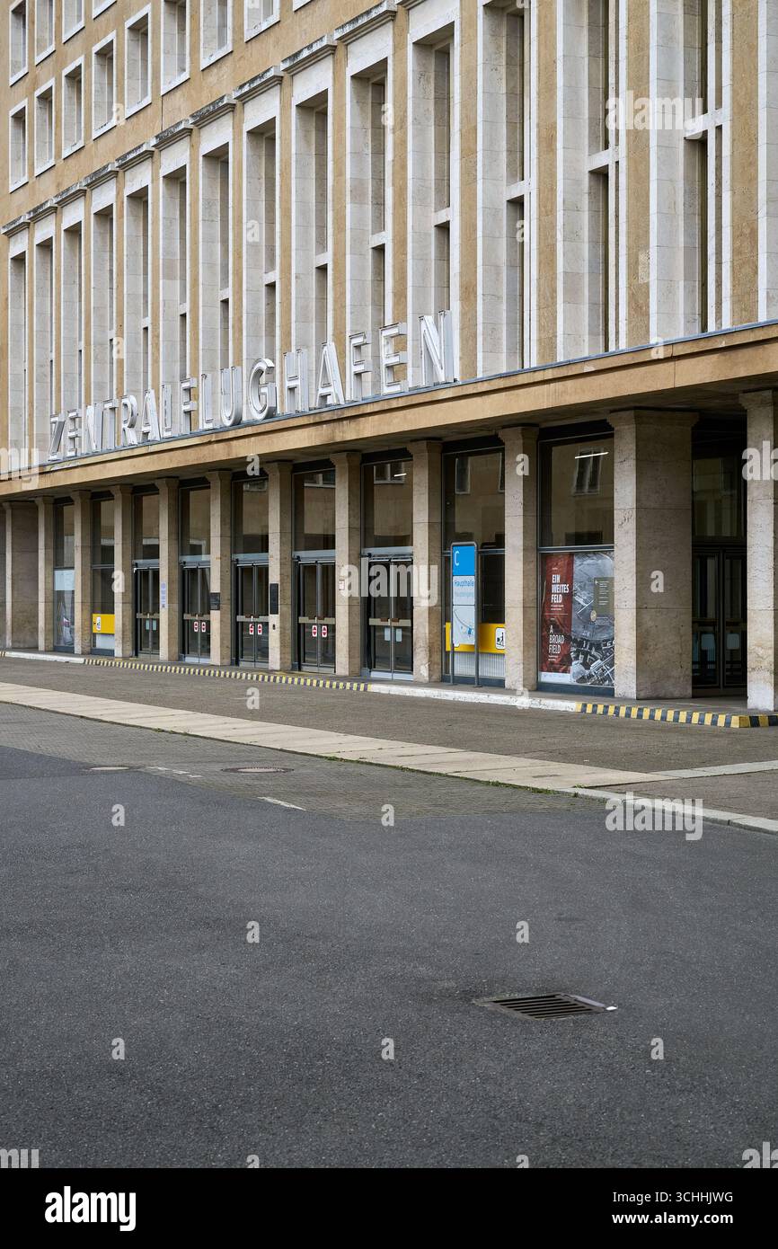Close-cropped detail of Berlin building facade, vertical columns, daylight, modern institutional architecture, neutral colors, horizontal orientation, Stock Photo