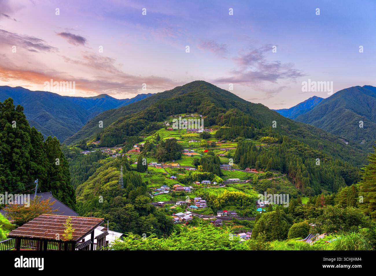 Homes japan mountain valley hi-res stock photography and images