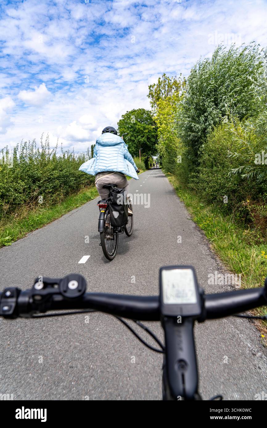 Cycle path to and from the university campus in Utrecht Science Park ...