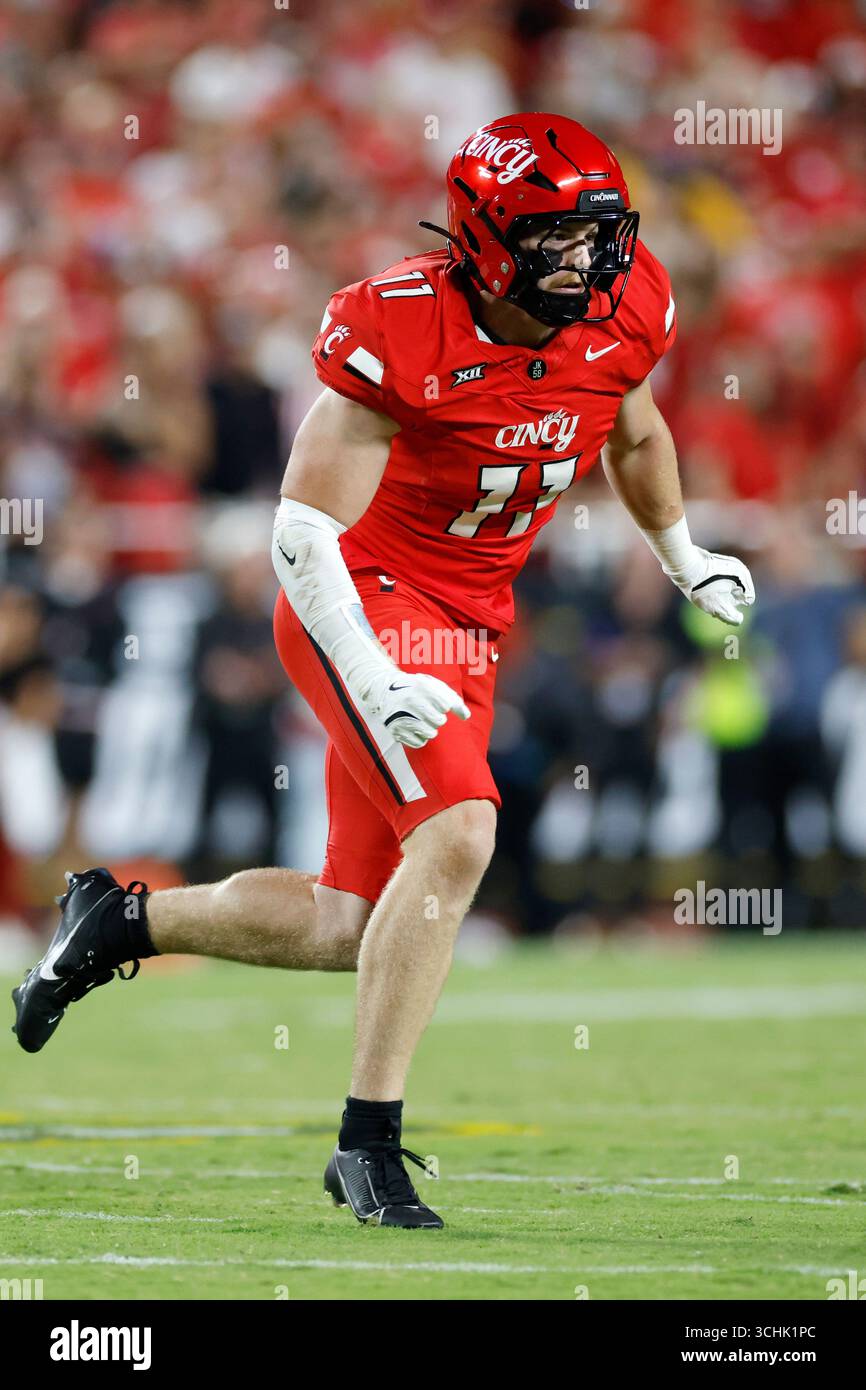 KANSAS CITY, MO - AUGUST 28: Jake Golday #11 of the Cincinnati Bearcats ...