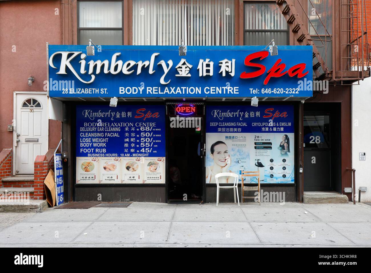 Kimberly 金伯利 Spa, 28 Elizabeth St, New York, NYC storefront of a body relaxation center in Manhattan Chinatown. Stock Photo