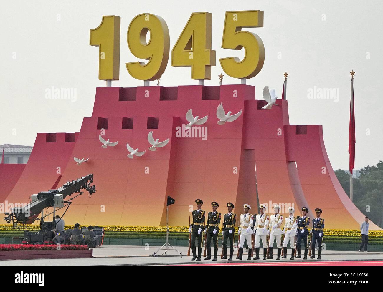 Soldiers of the Chinese People's Liberation Army march at Tiananmen ...