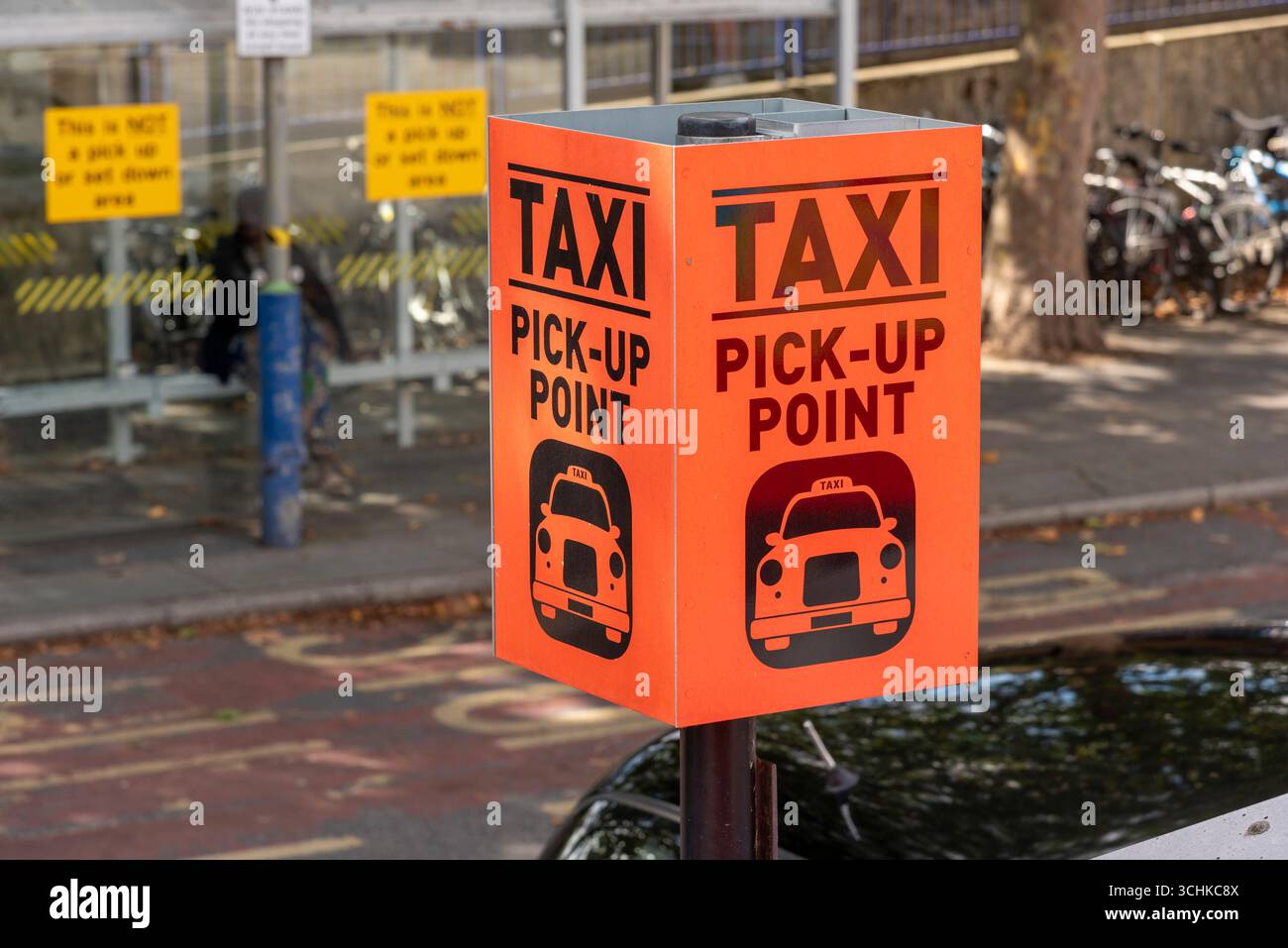 Oxford England UK. 31.08.2025. Taxi rank pick up point sign in Oxford ...