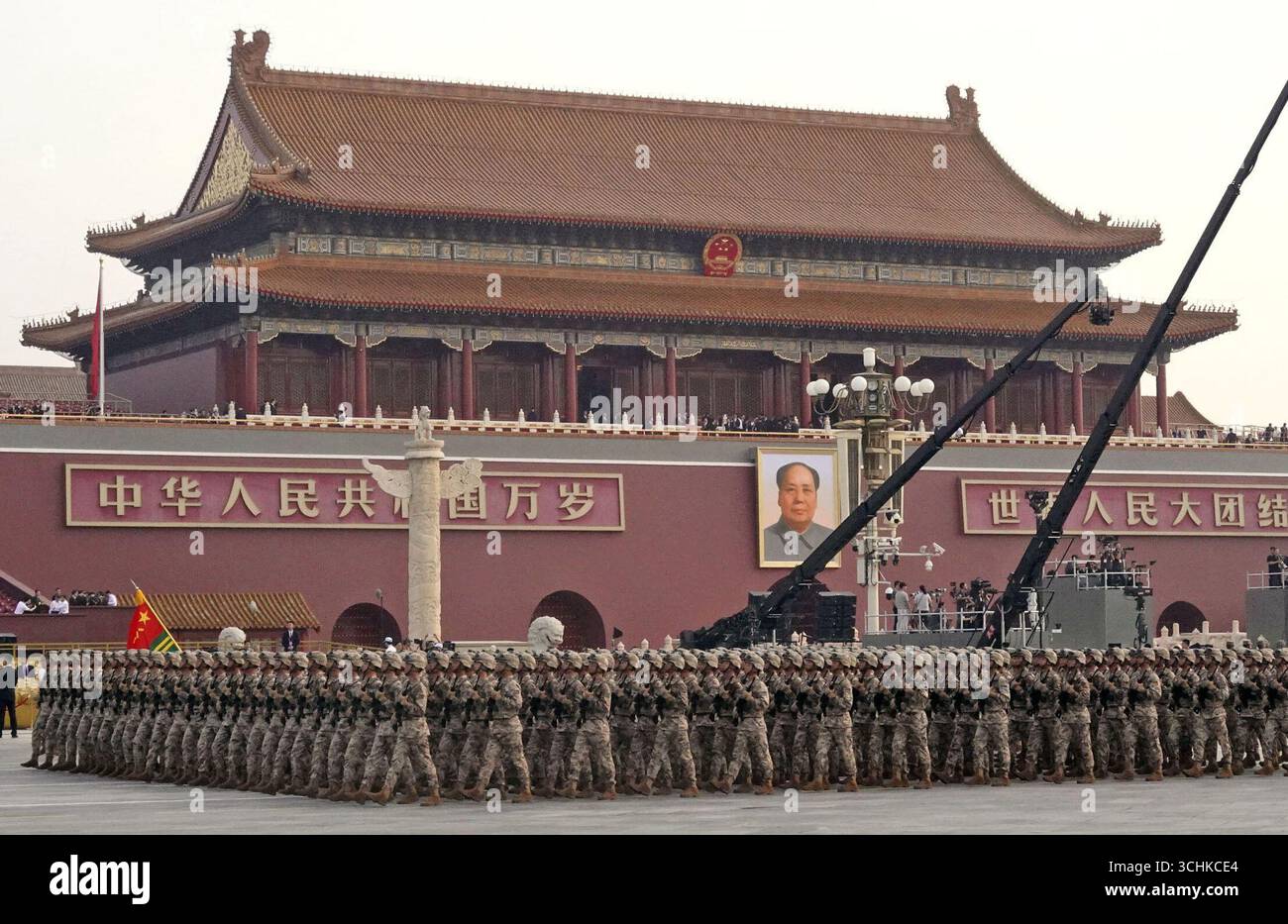Soldiers of the Chinese People's Liberation Army march in front of ...