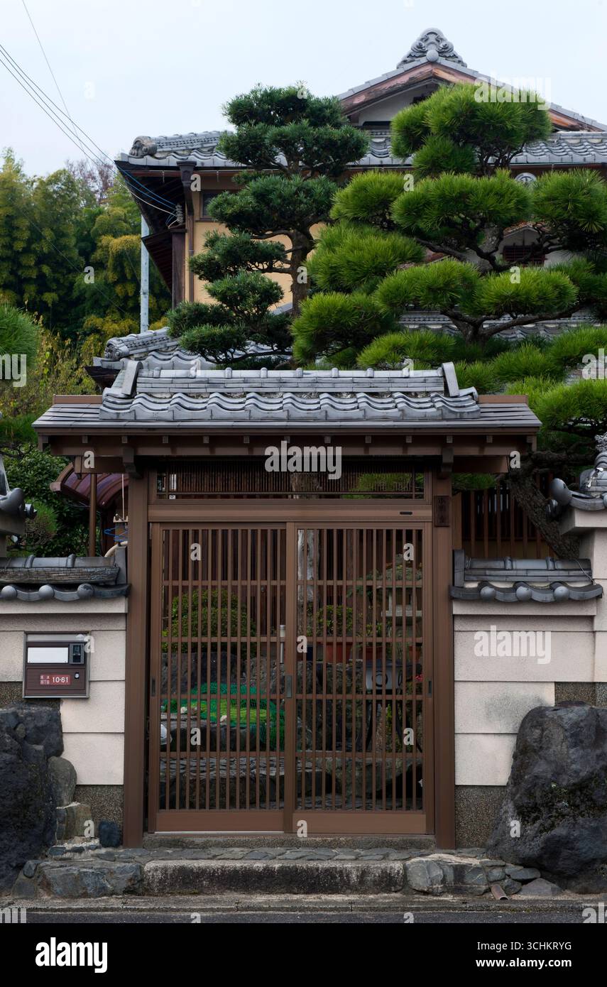 Japanese house gate hi-res stock photography and images - Alamy