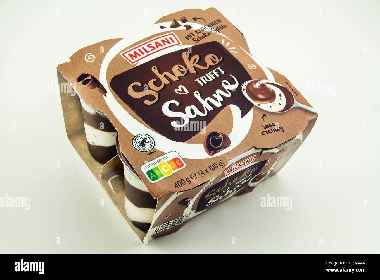 Milsani Schoko trifft Sahne Joghurt Hintergrund weiß Stock Photo