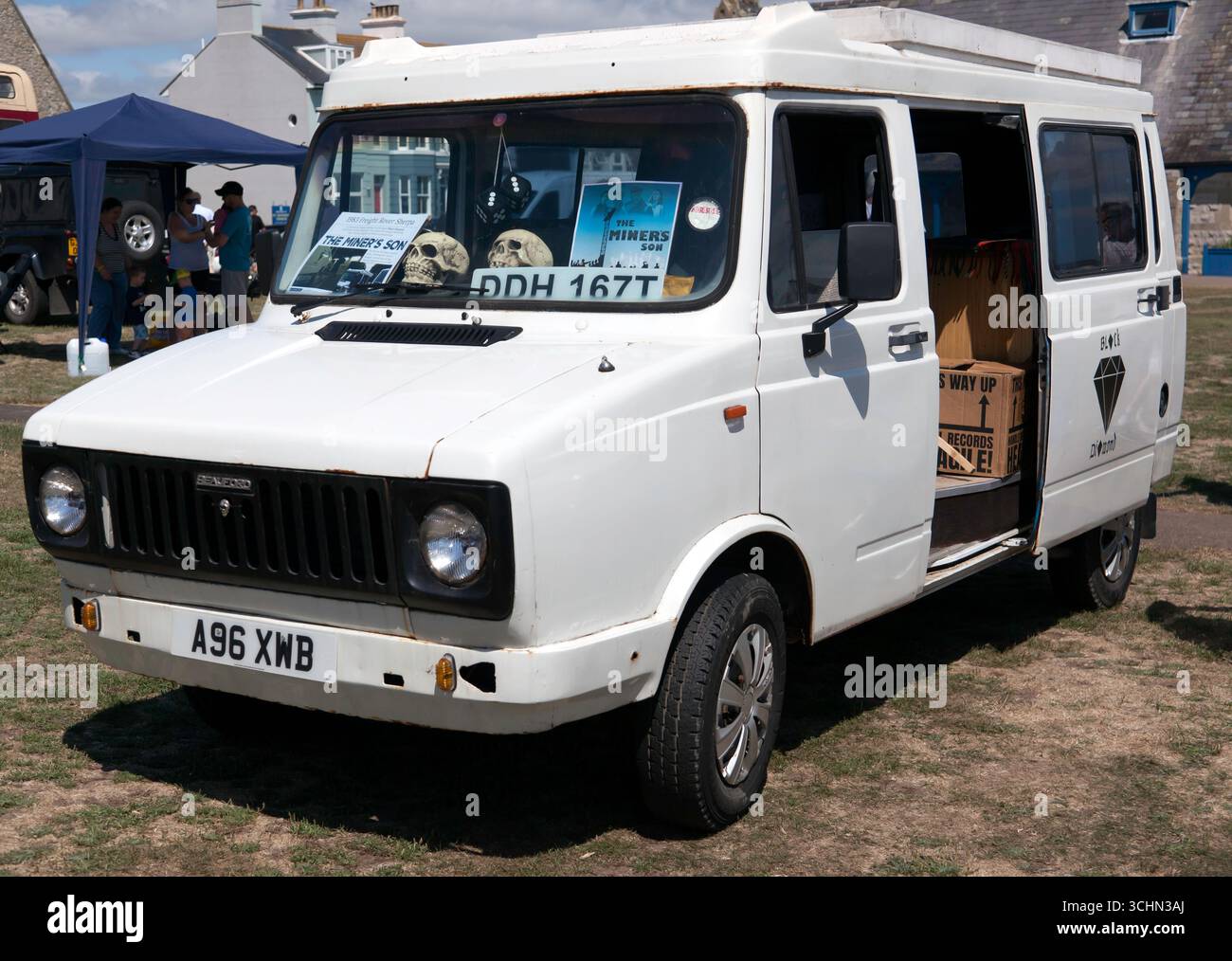 Three-quarter front view of a White, 1983, Freight Rover Sherpa Van ...