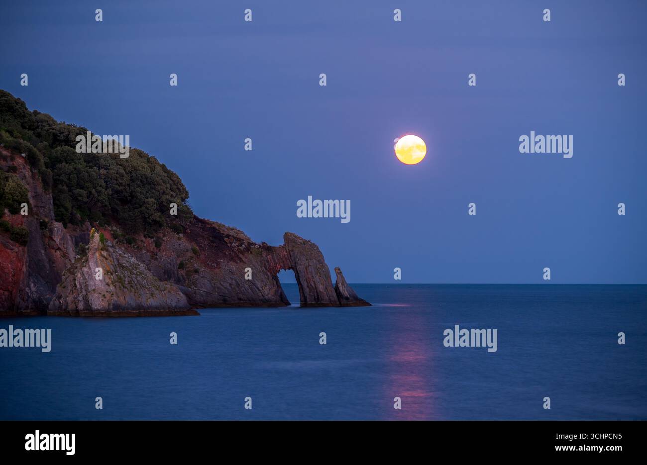 Moon arch bridge hi-res stock photography and images - Alamy