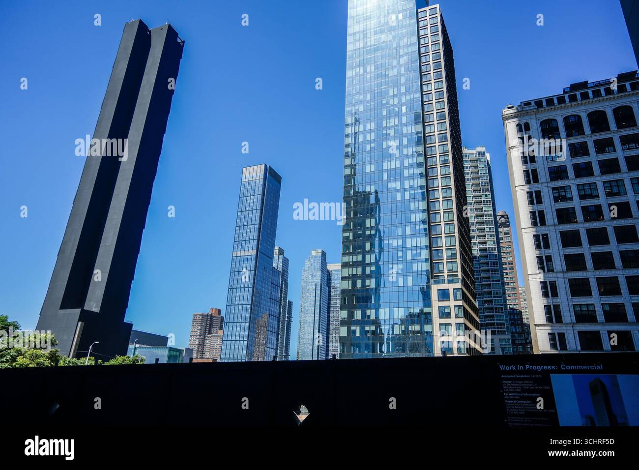 Residential and office buildings in the vicinity of the Hudson Yards ...