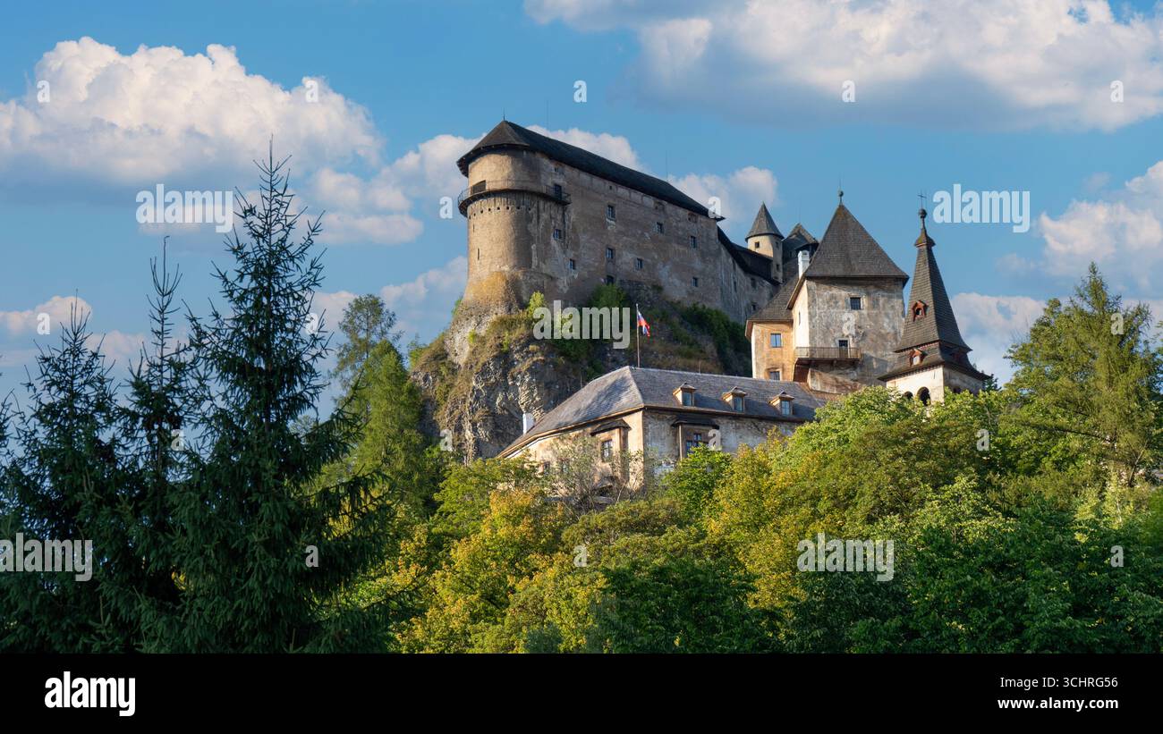 orava-castle-perched-on-dramatic-cliffs-above-the-orava-river-in