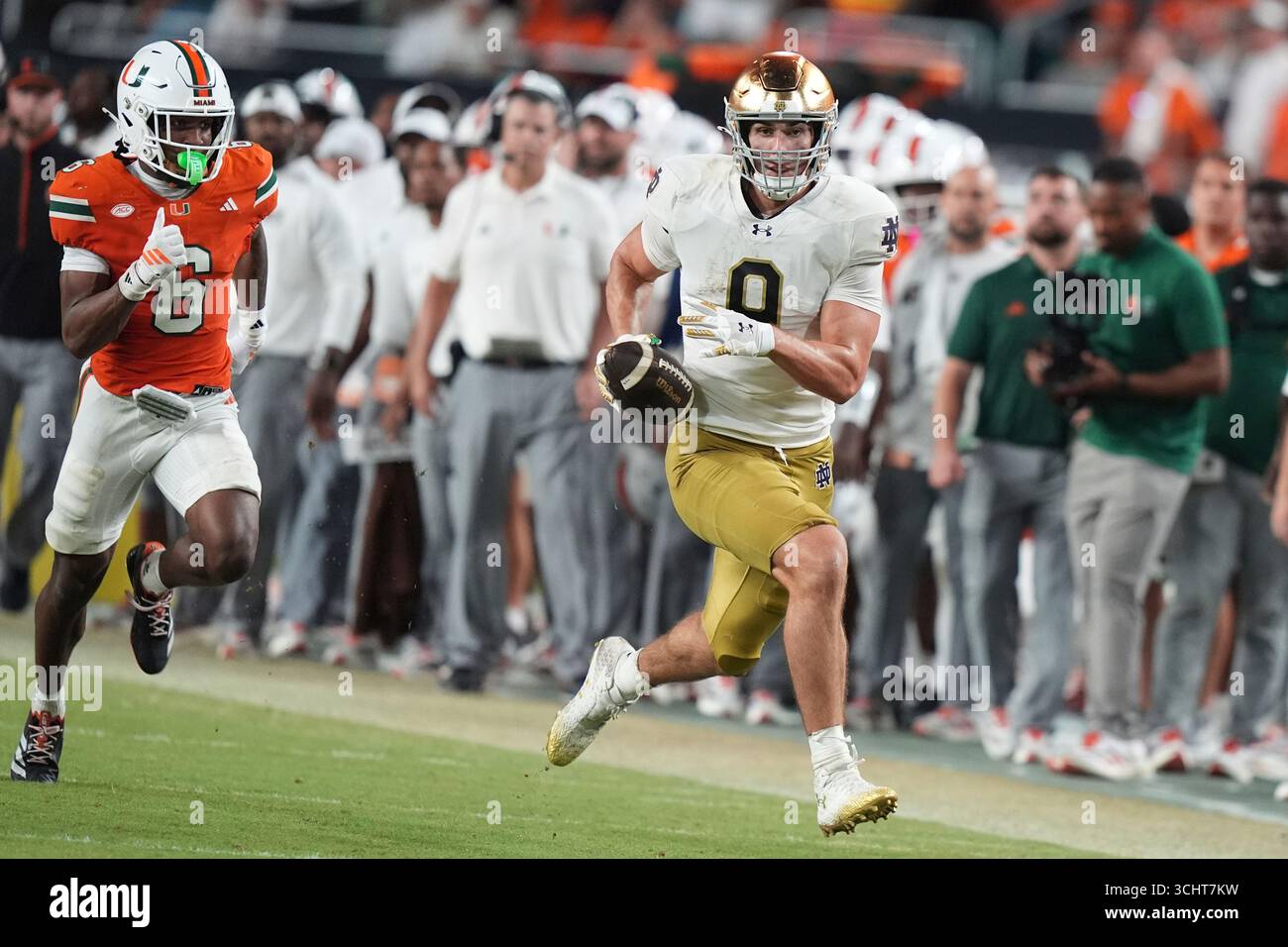 Notre Dame tight end Eli Raridon (9) runs for a first down as Miami ...