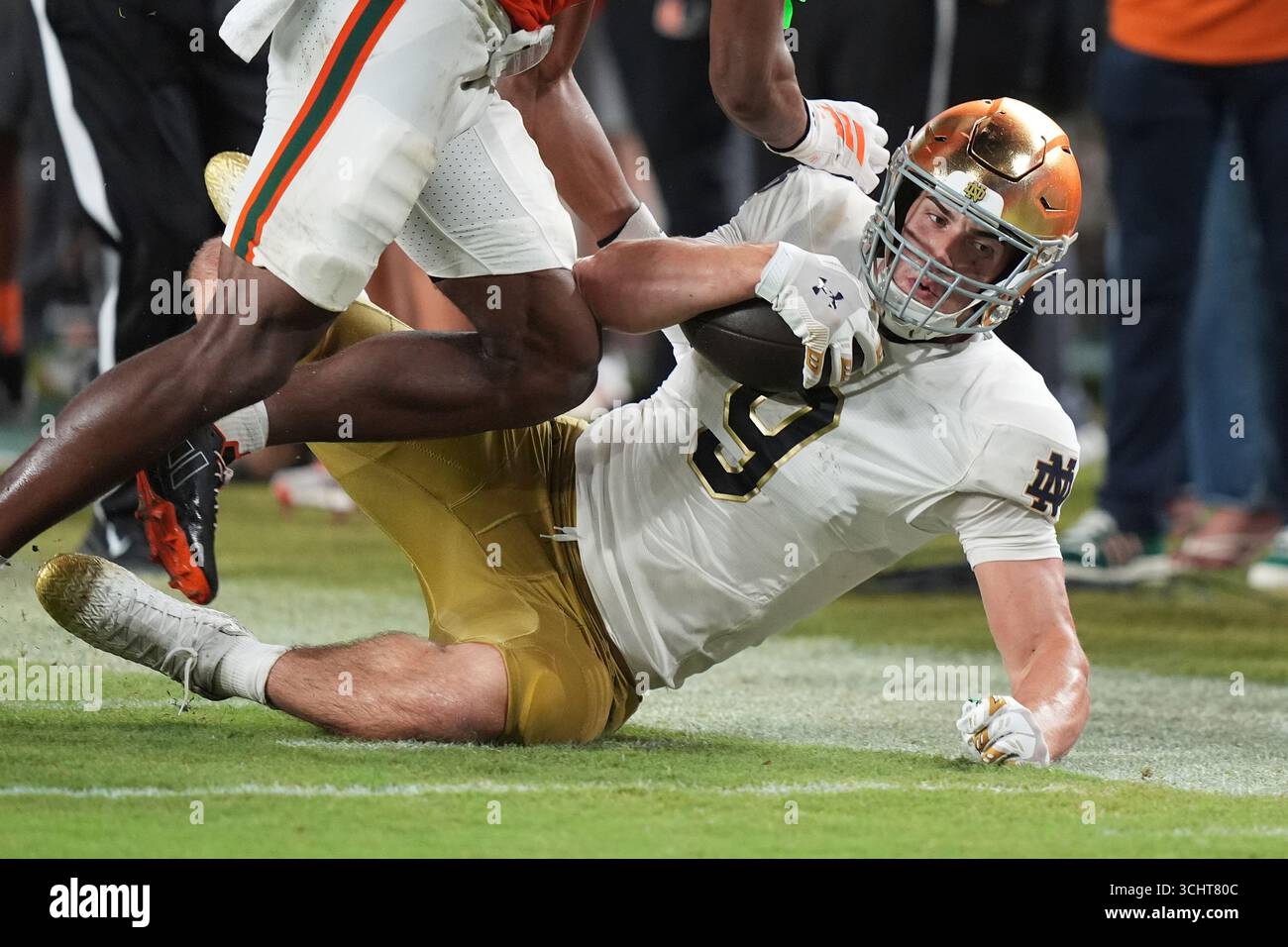 Notre Dame tight end Eli Raridon (9) gets a first down during the ...