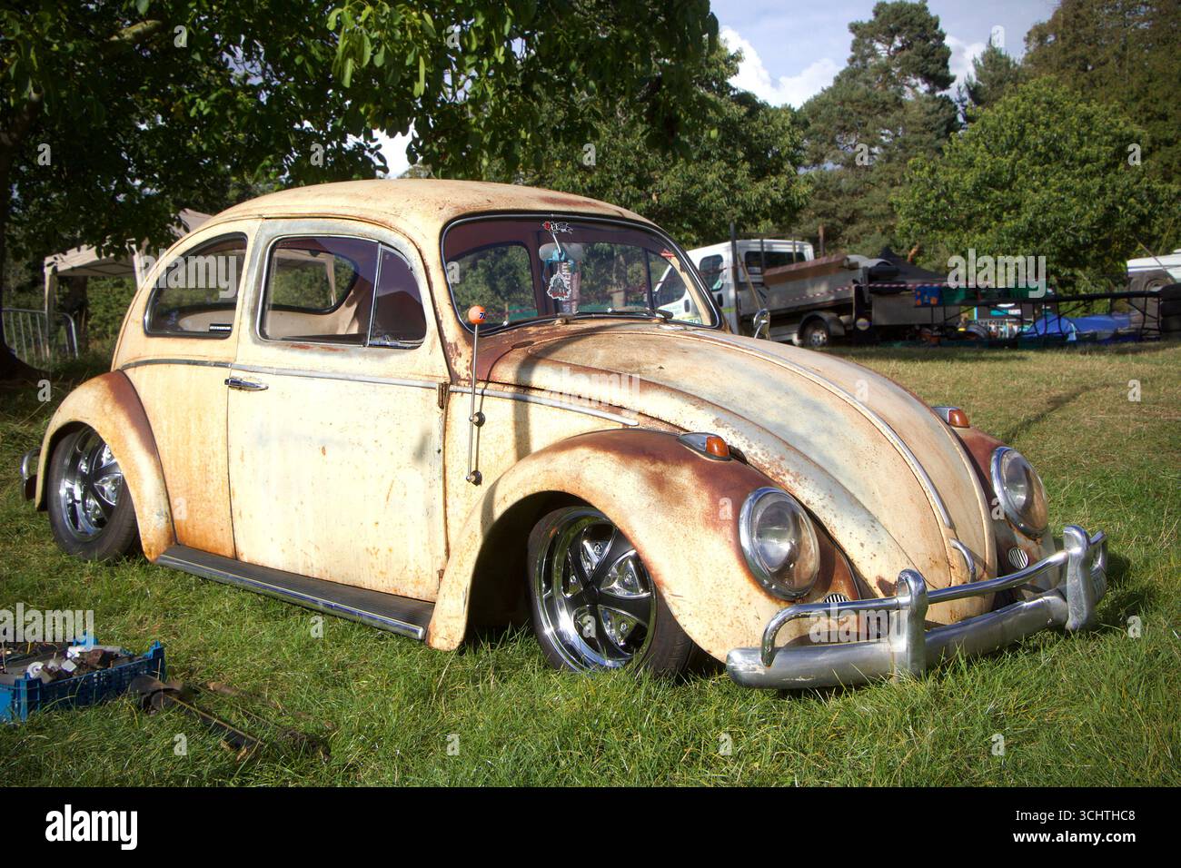 Rusty yellow volkswagen beetle car hi-res stock photography and images ...