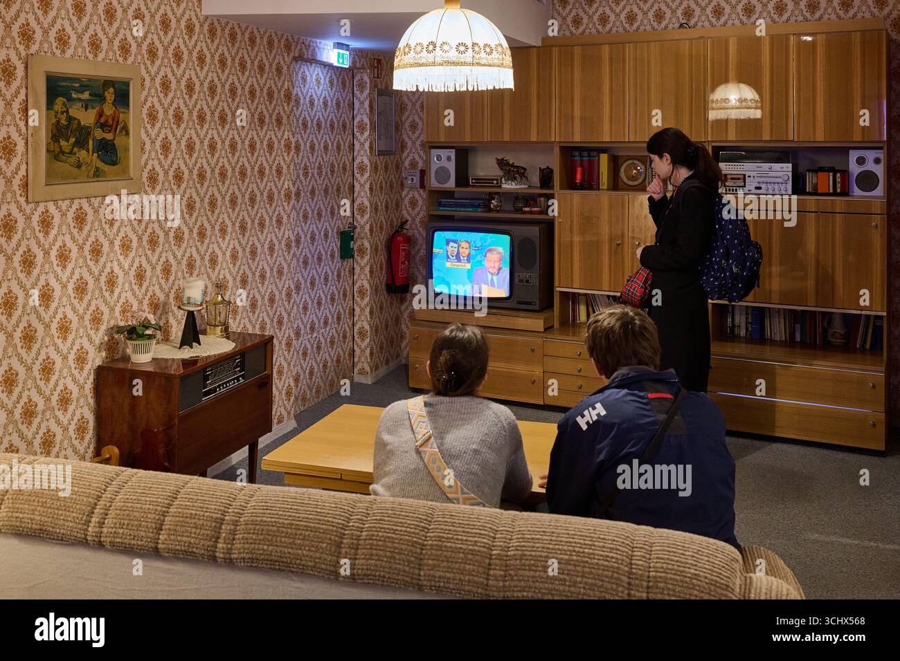 Family living room 1970s hi-res stock photography and images - Alamy