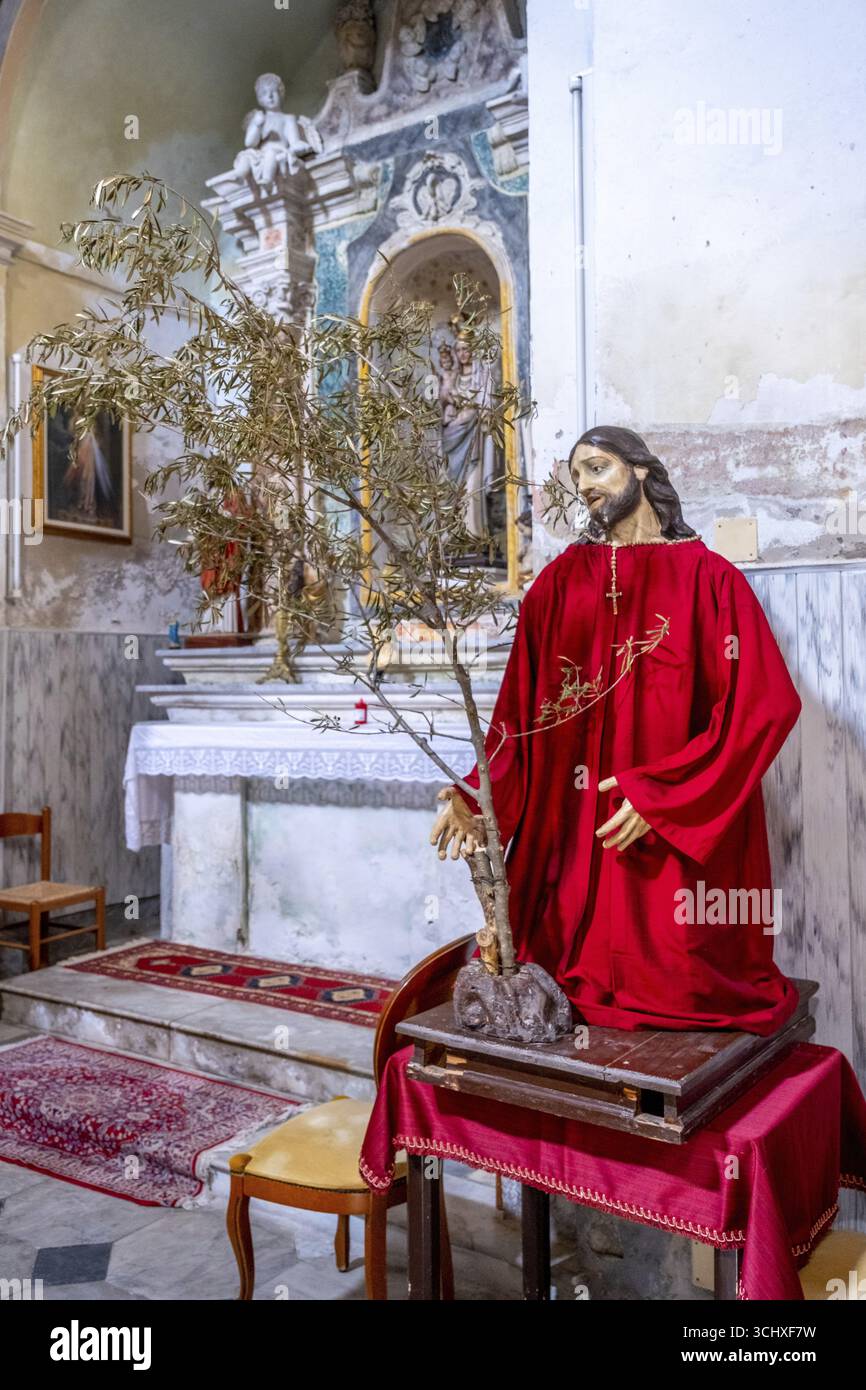 Christ In Red Robe Christ statue in red robe hi-res stock photography and images - Alamy