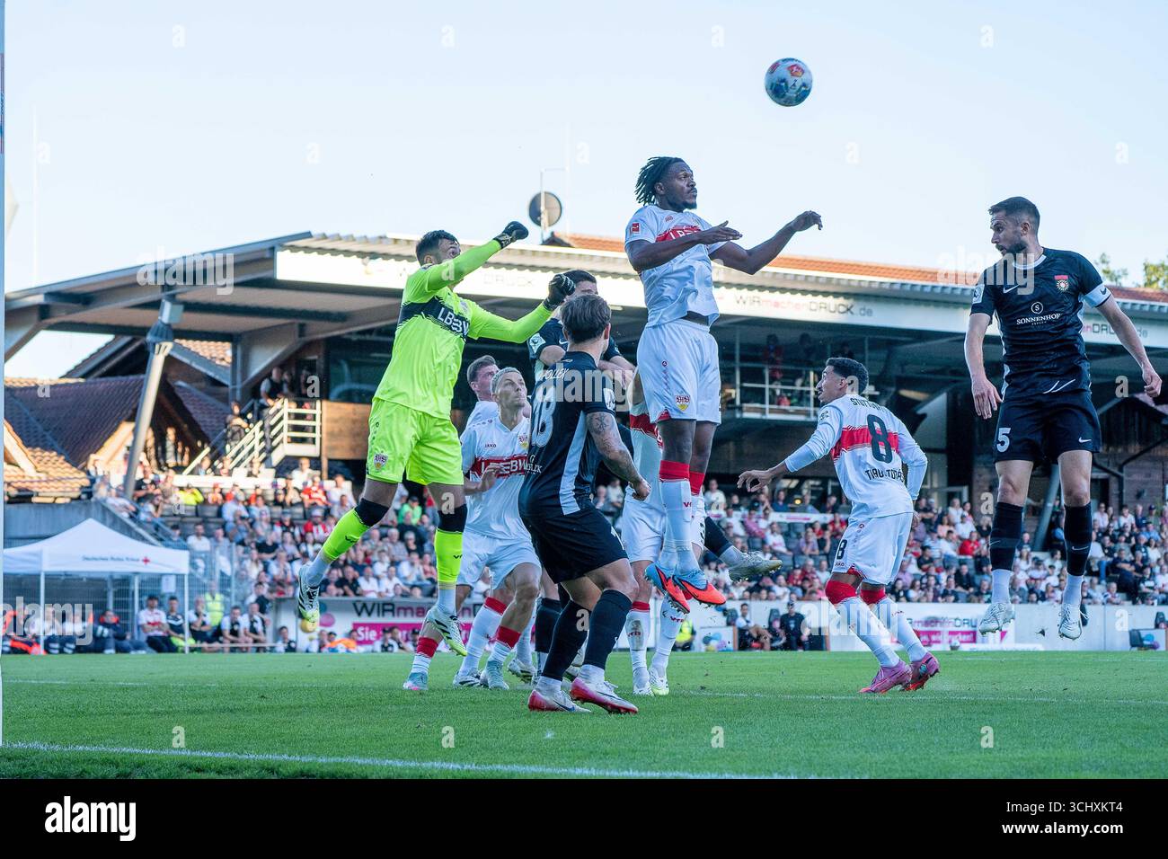 Dan-Axel Zagadou (VfB Stuttgart, #23) klärt ein Eckball per Kopf, SG ...