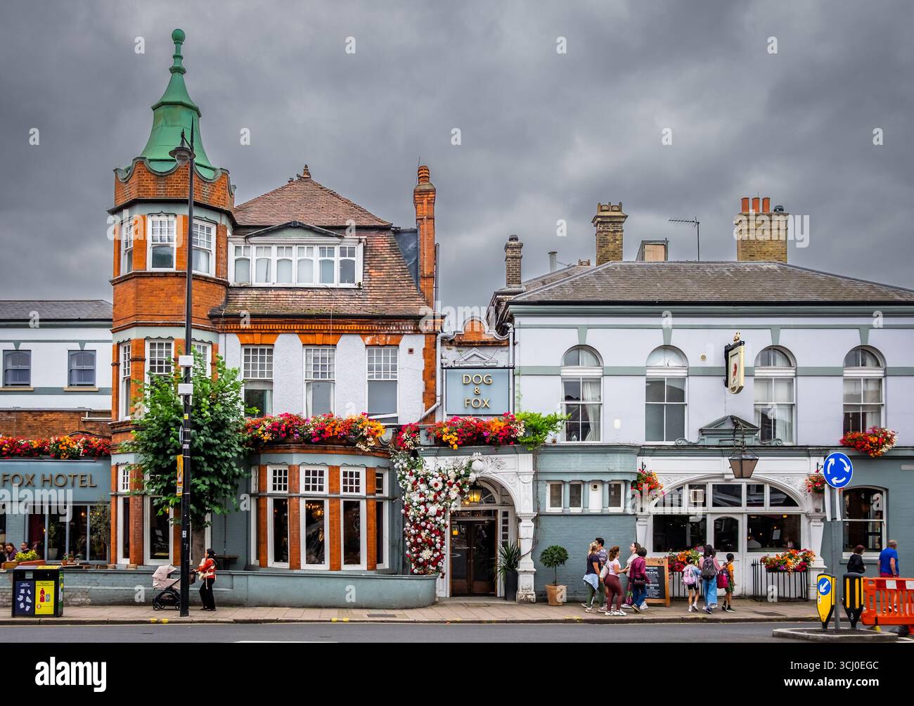 Dog and fox pub sign hi-res stock photography and images - Alamy