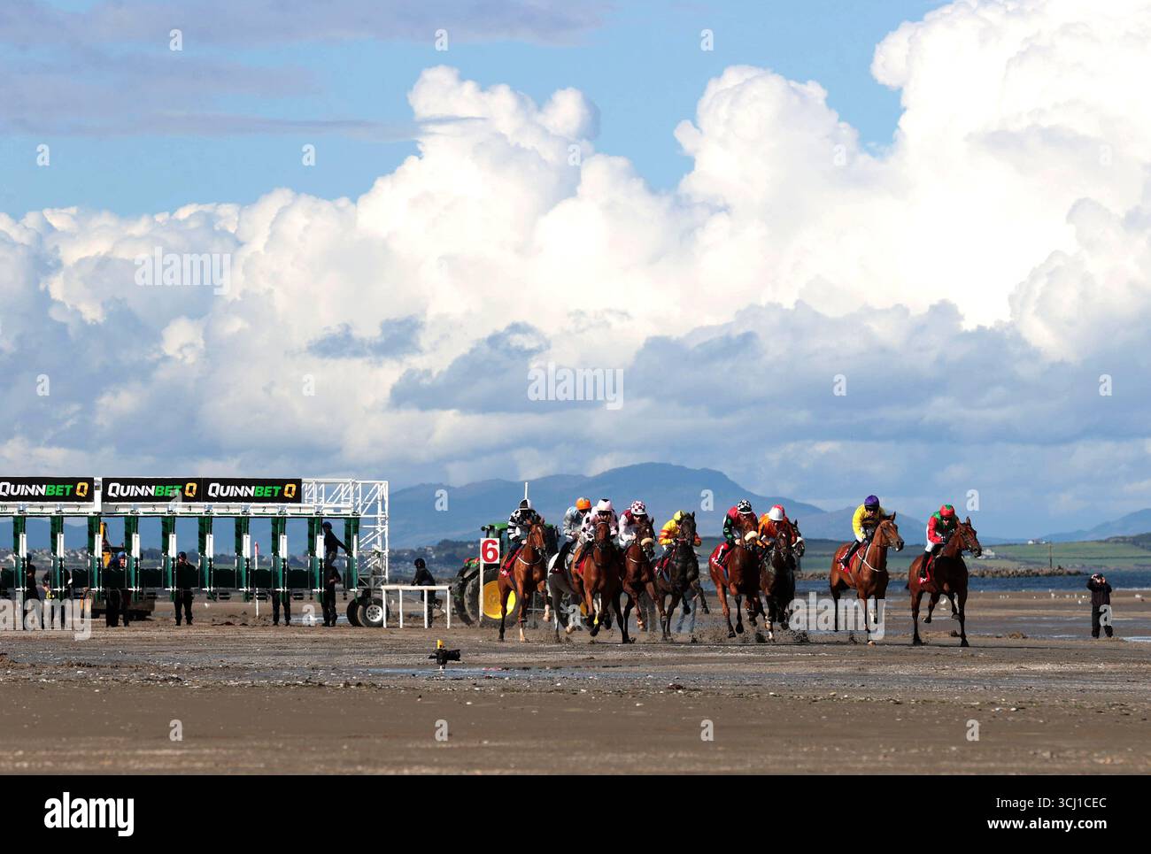 Runners and riders in action during the Tote.ie Claiming Race at ...