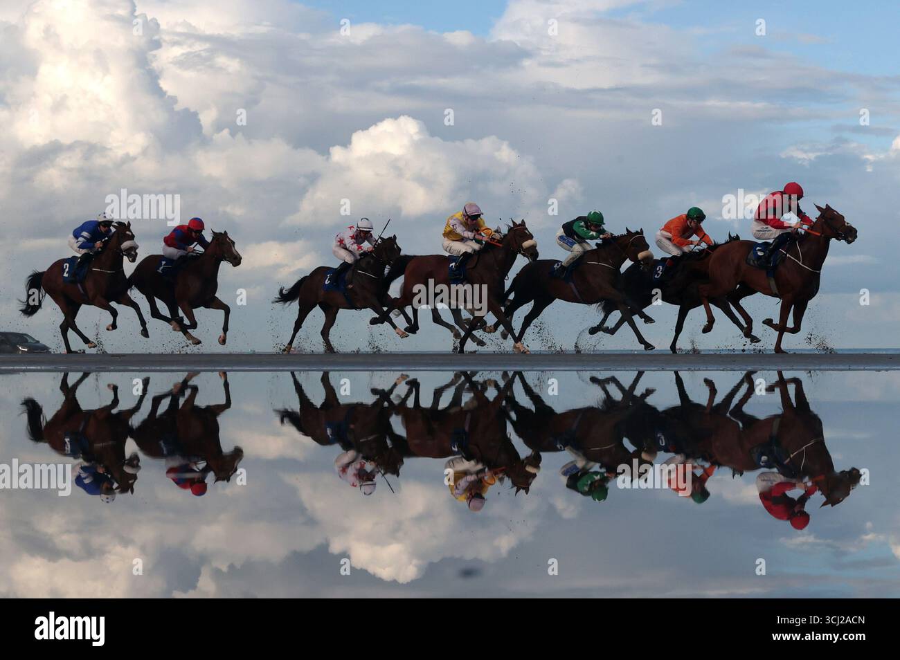 Runners and riders in action durnig the O'NEILLS.COM Handicap at ...