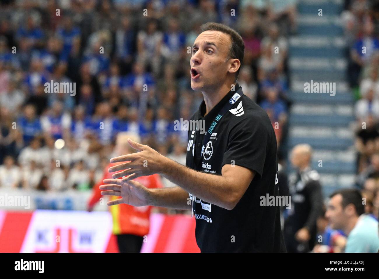 Roberto Garcia Parrondo (MT Melsungen Trainer) GER, VfL Gummersbach vs ...