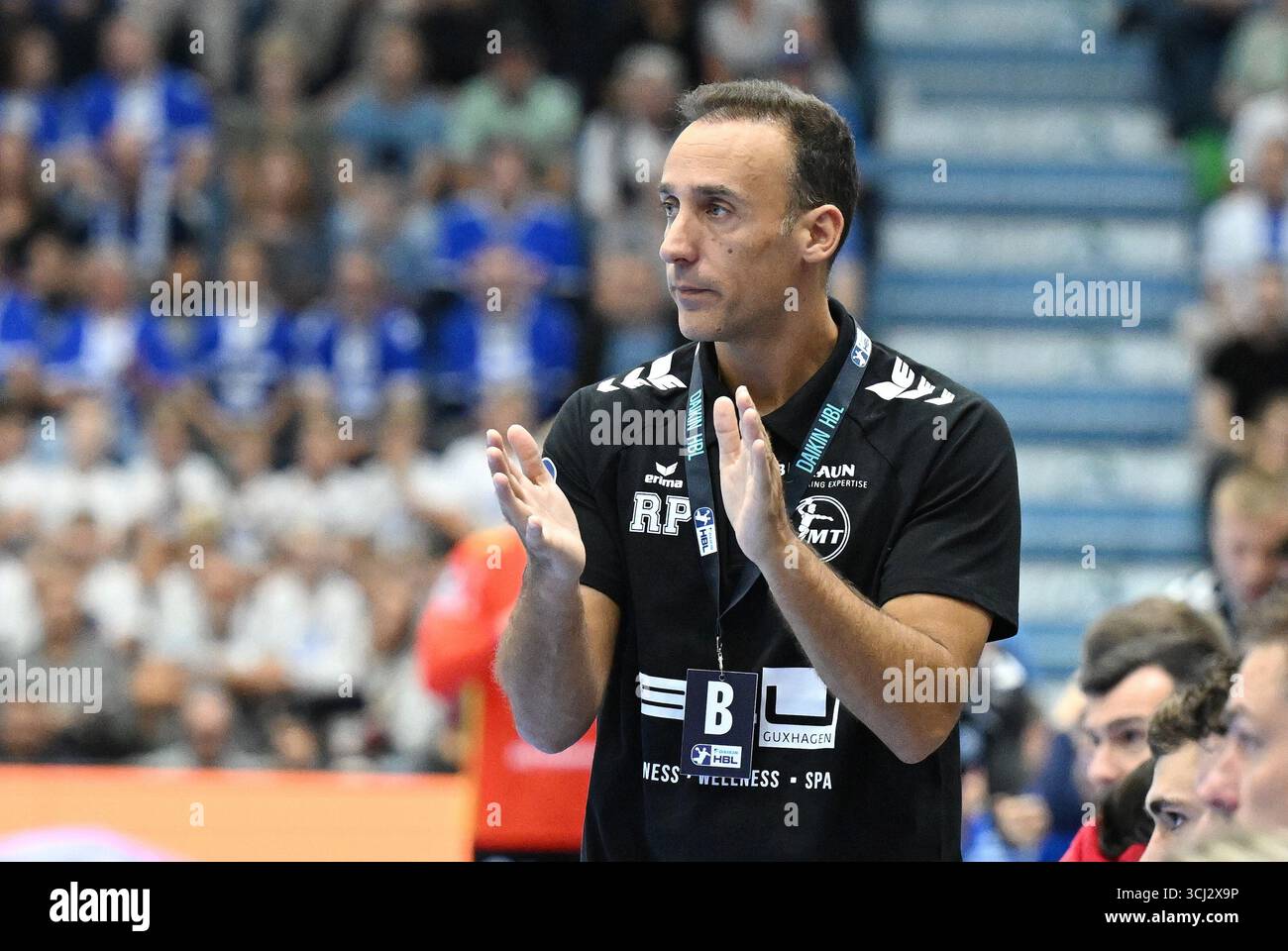 Roberto Garcia Parrondo (MT Melsungen Trainer) feuert seine Mannschaft ...