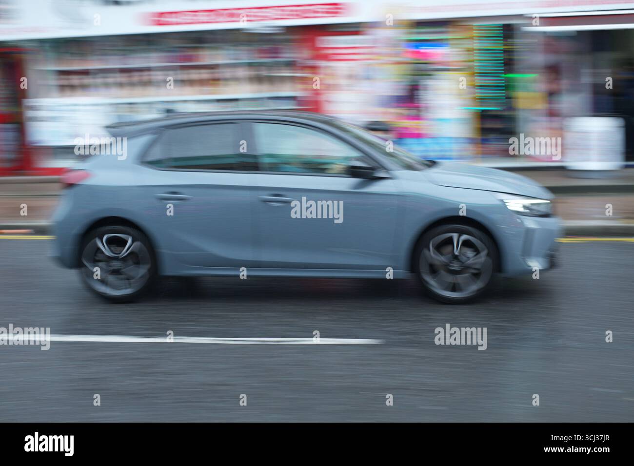 Family in rain car hi-res stock photography and images - Alamy