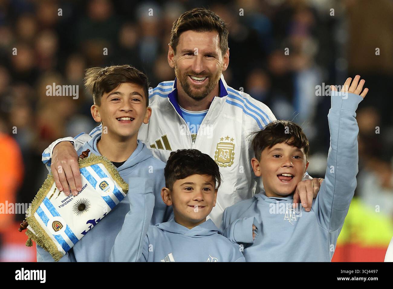 Messi Kind Argentina's forward Lionel Messi (C-back) and his three children ...