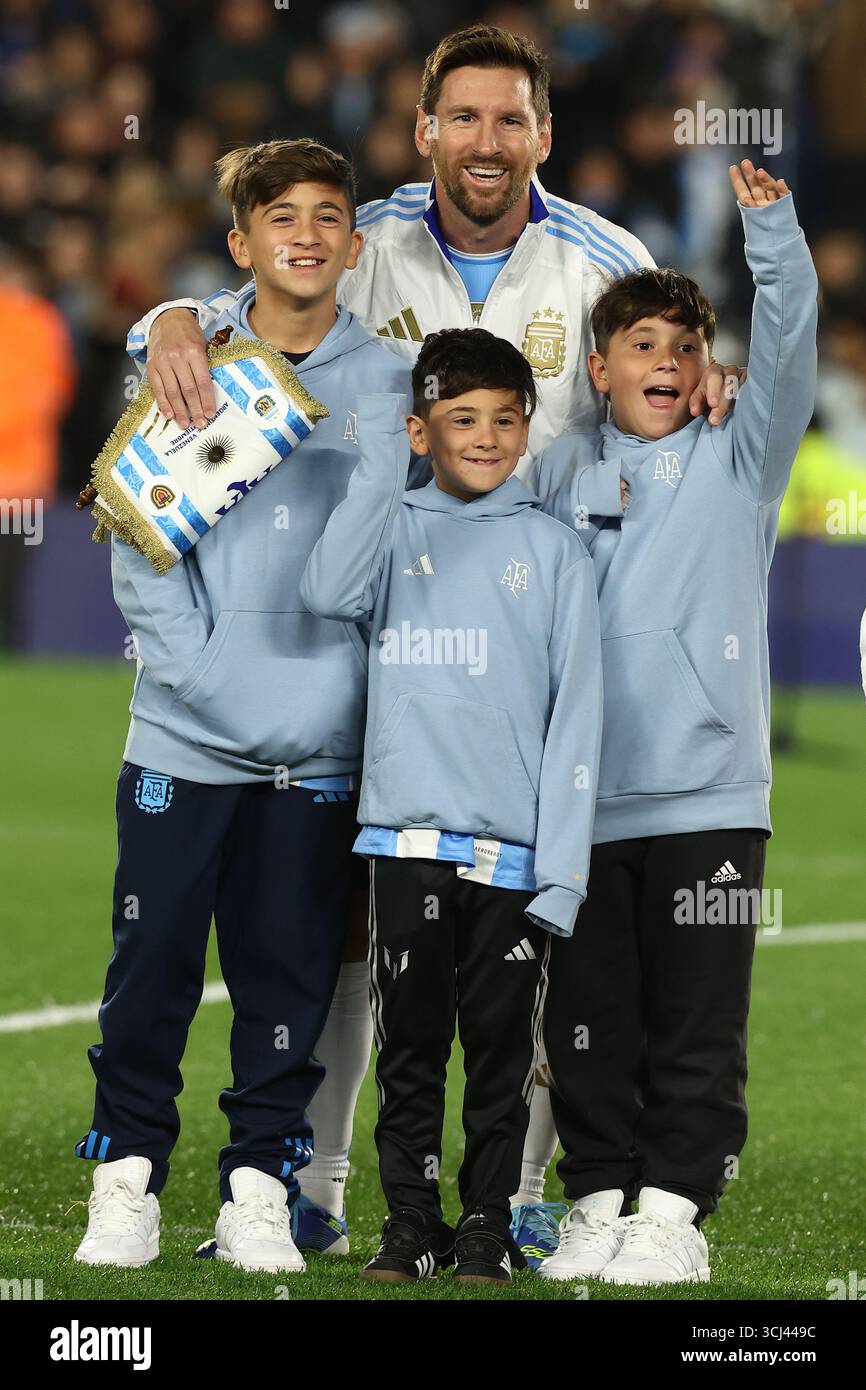 Messi Kind Argentina's forward Lionel Messi (C-back) and his three children ...